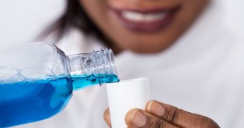 Jak przywrócić biel naszych zębów? listerine płyn do higieny jamy ustnej